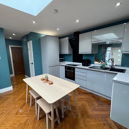 Streatham House - 2 Bedroom - Sleeps 6 - Free Wifi Streatham Vale Buitenkant foto